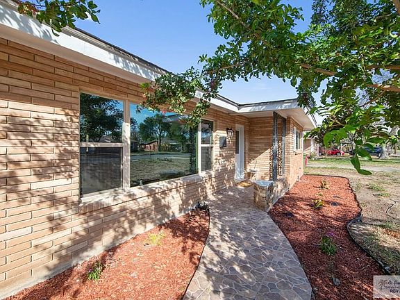3rd image of 1125 Parkwood Pl