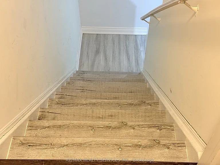 29 Lady Evelyn Cres — Photo 17