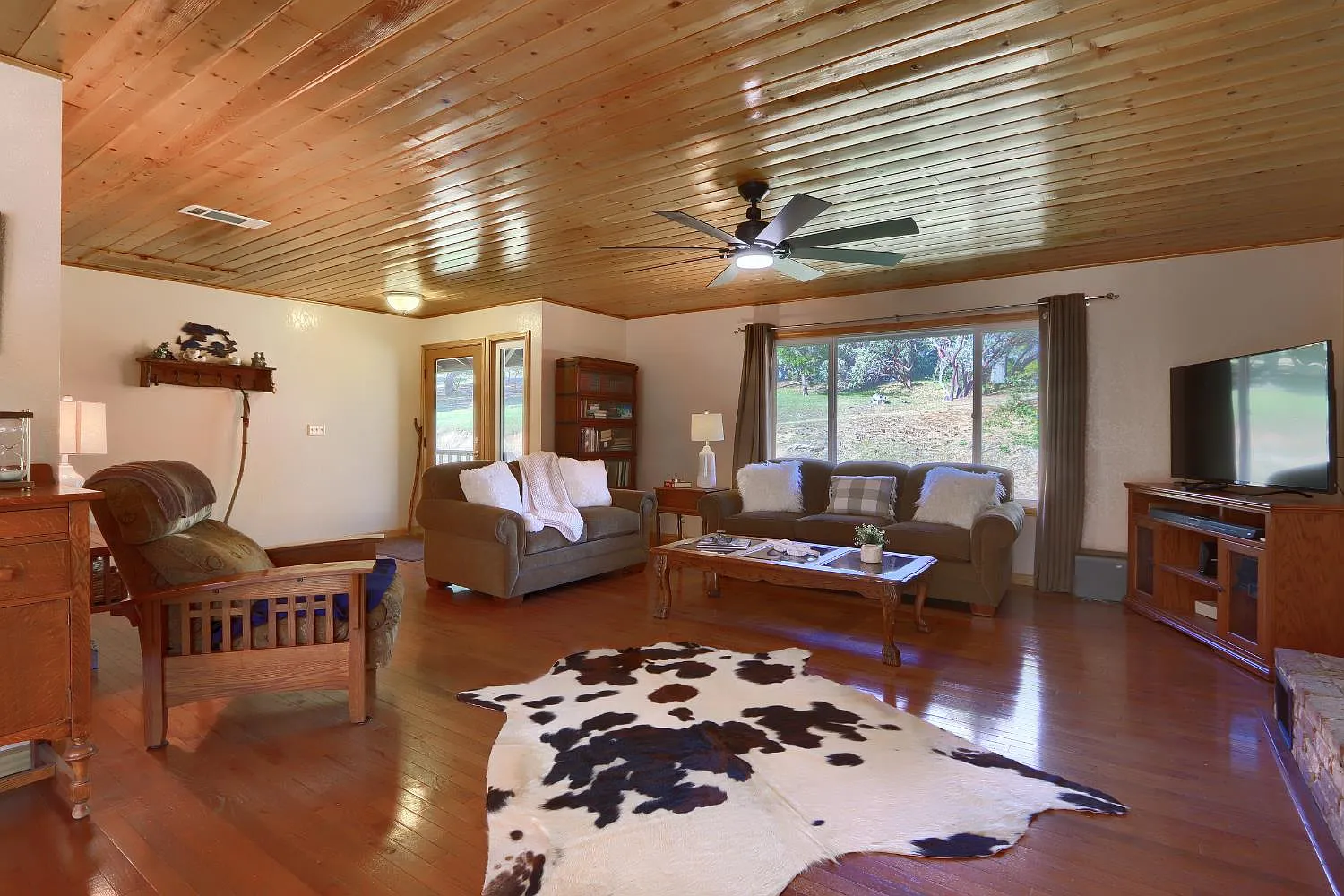 5840 Evergreen Ln photo 1