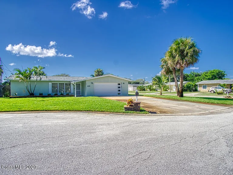 455 Laurel Ct — Photo 1
