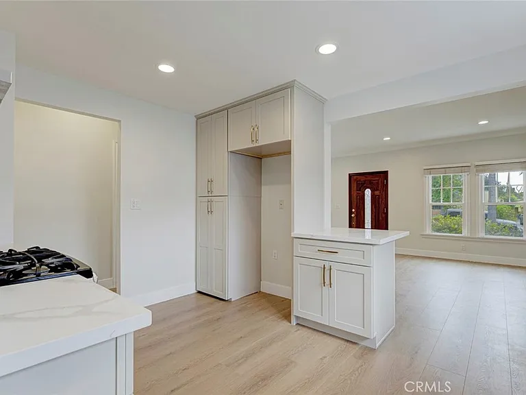 1333 Western Ave — Photo 9