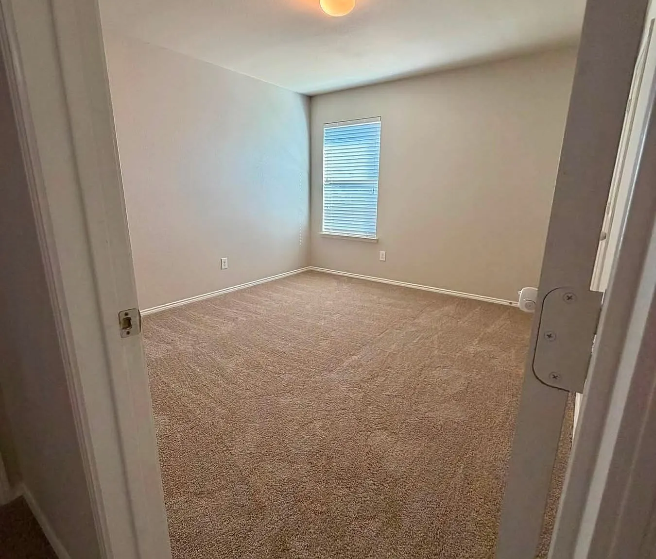 4 bed, 2.5 bath, 2149 sqft, $2,400 — Photo 4
