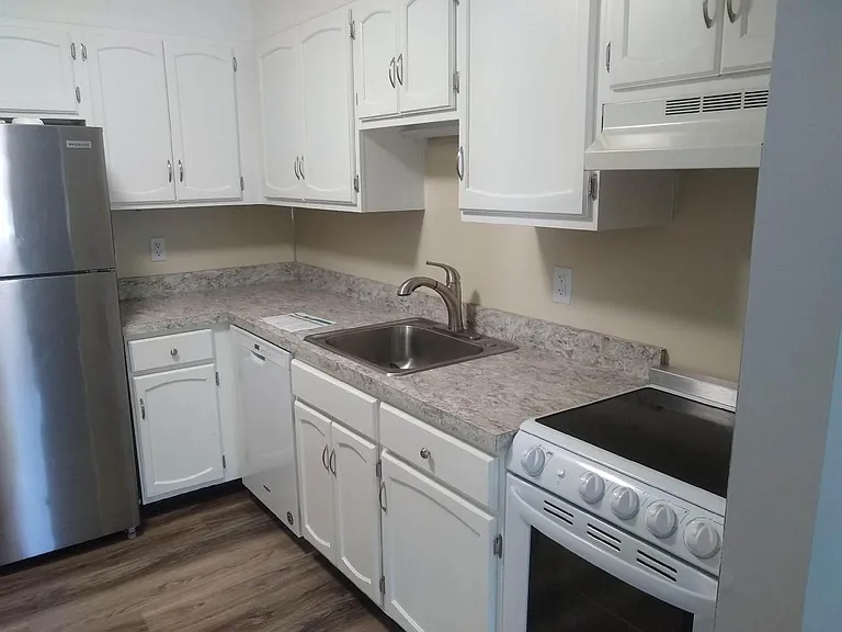 956 E Maple St — Photo 1