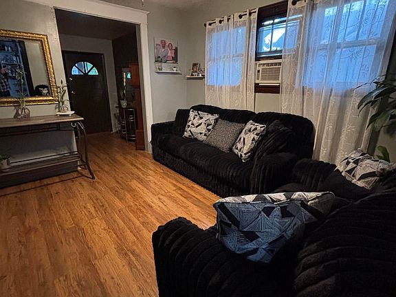 35th image of 2423 W Garden St