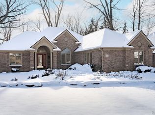 6472 Crabapple Dr, Troy, MI 48098