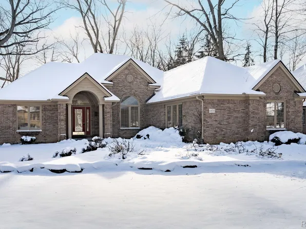 6472 Crabapple Dr, Troy, MI 48098