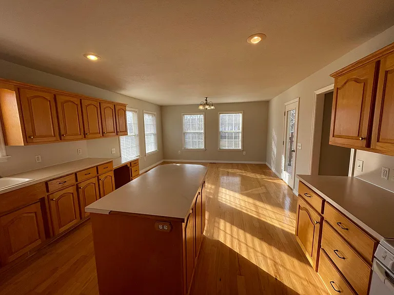 3666 Tara St — Photo 35