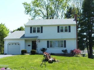 27 Newport Dr, Bloomfield, CT 06002
