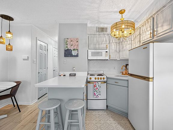 5th image of 6102 Seawall Blvd #229