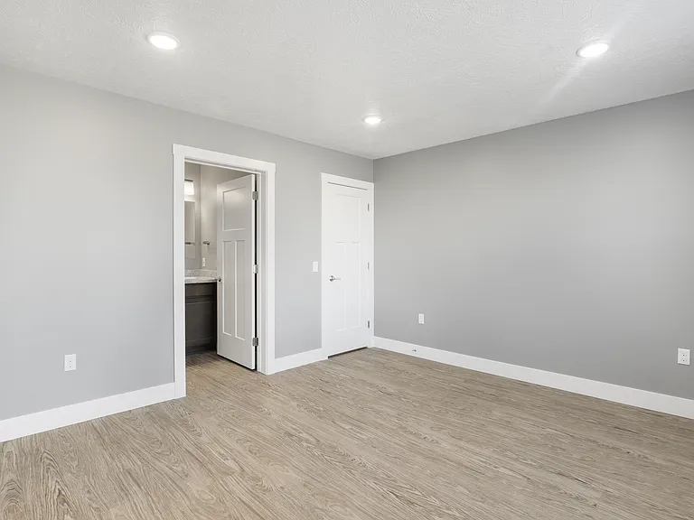 118 42nd Ave NE #102 — Photo 5