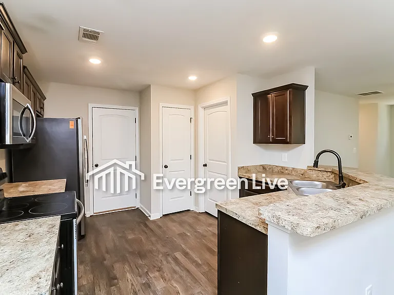 215 Cynthia Ct — Photo 8
