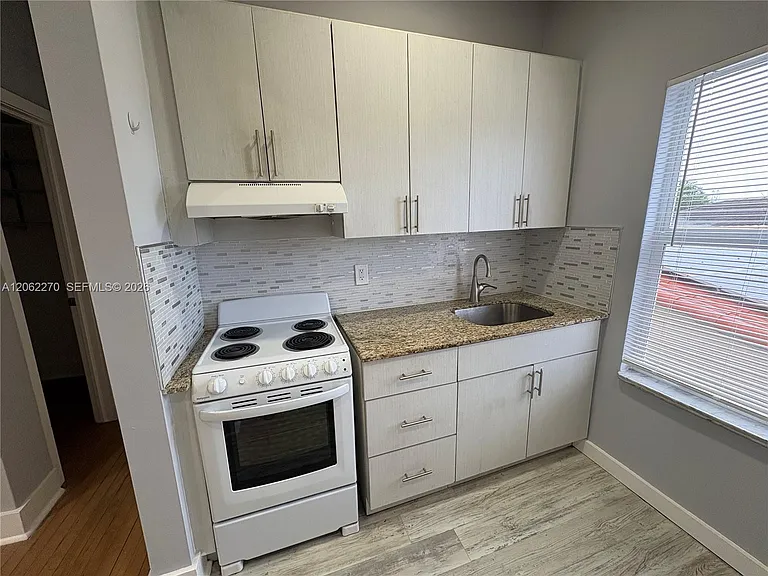 3237 SW 4th St #9 — Photo 6