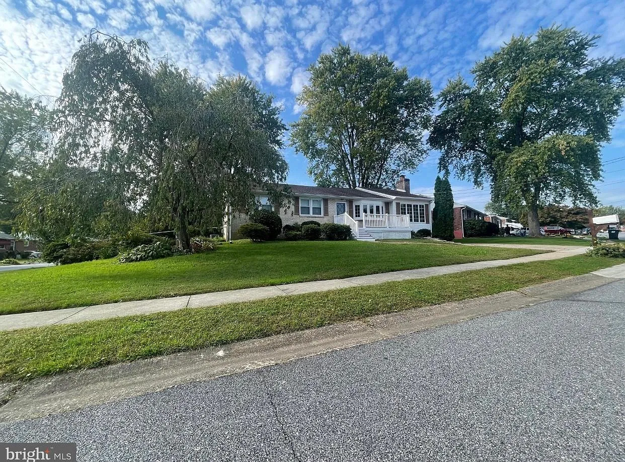 1600 Afton Dr — Photo 3