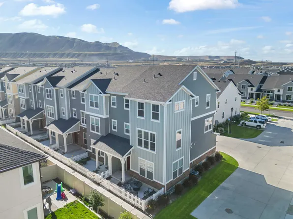 1062 W Painted Horse Ln, Bluffdale, UT 84065