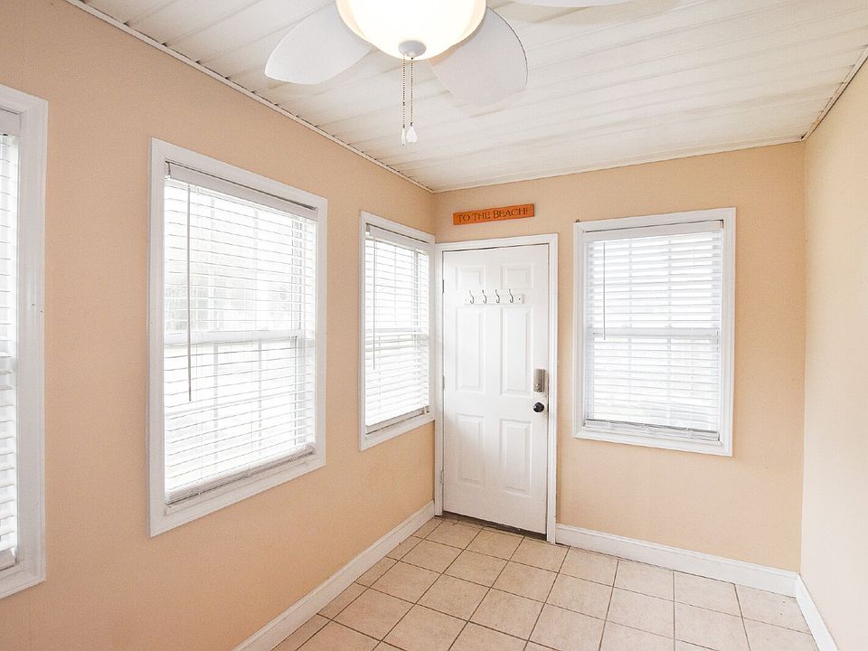1st image of 702A 43rd Ave N