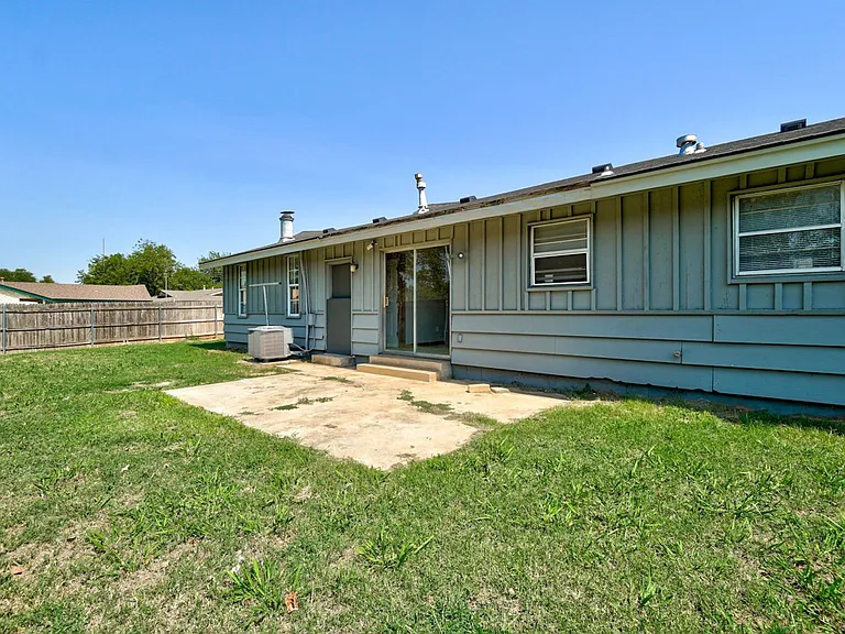 1401 Hampton Dr — Photo 45