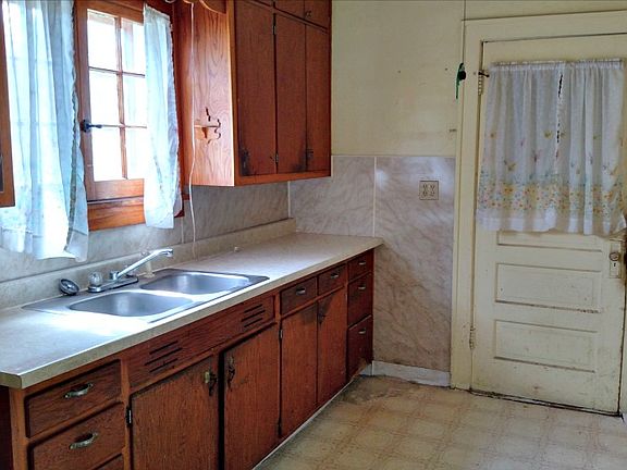 2nd image of 208 Grant St