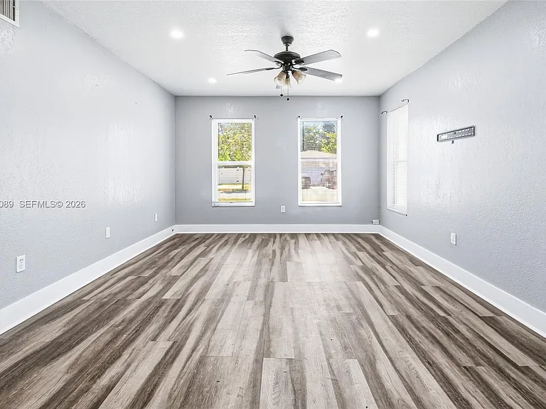 610 SW 2nd Ave #1 — Photo 5