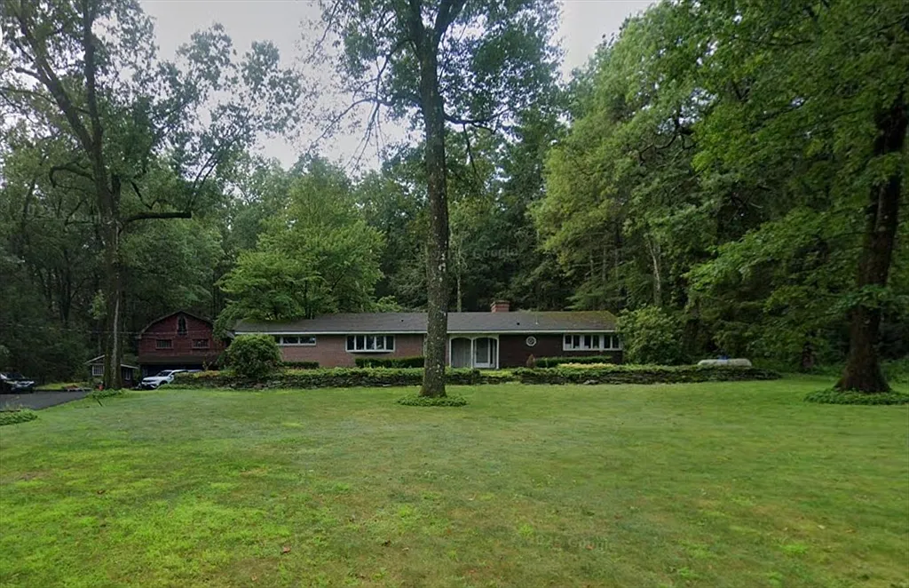 3 bed, 2.0 bath, 2182 sqft, $3,000 — Photo 1