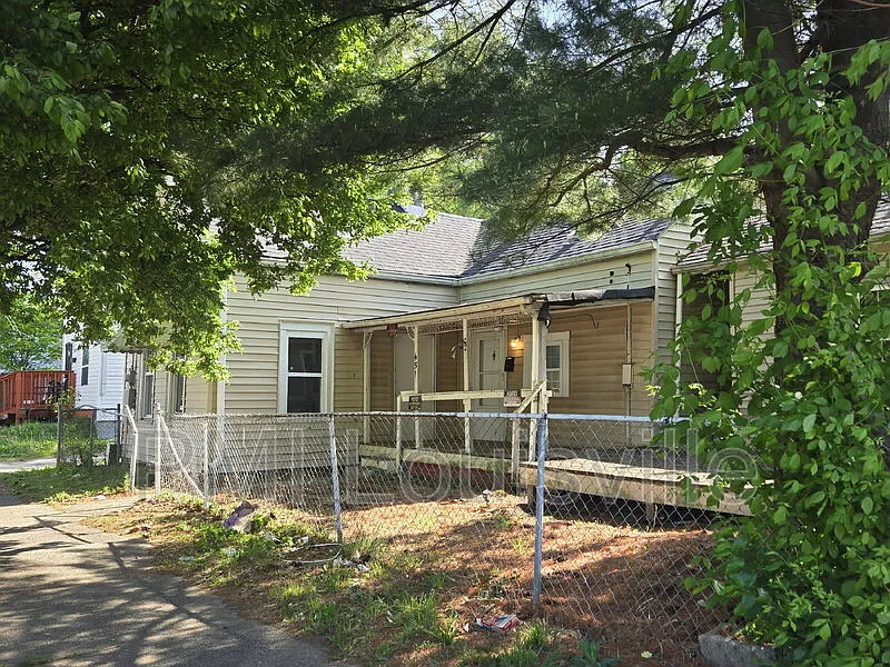 2 bed, 1.0 bath, 988 sqft, $825 — Photo 2