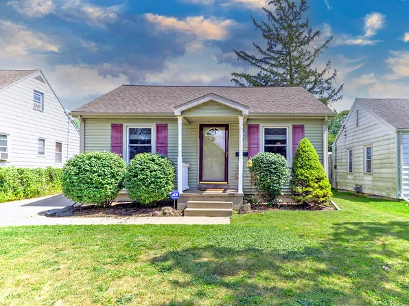 906 Stanley St, Lansing, MI 48915