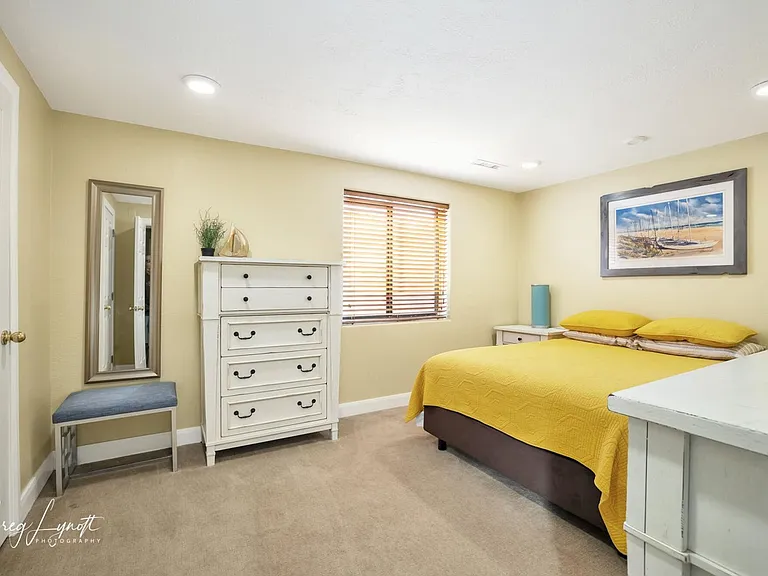 322 E Hillcrest Cir — Photo 26