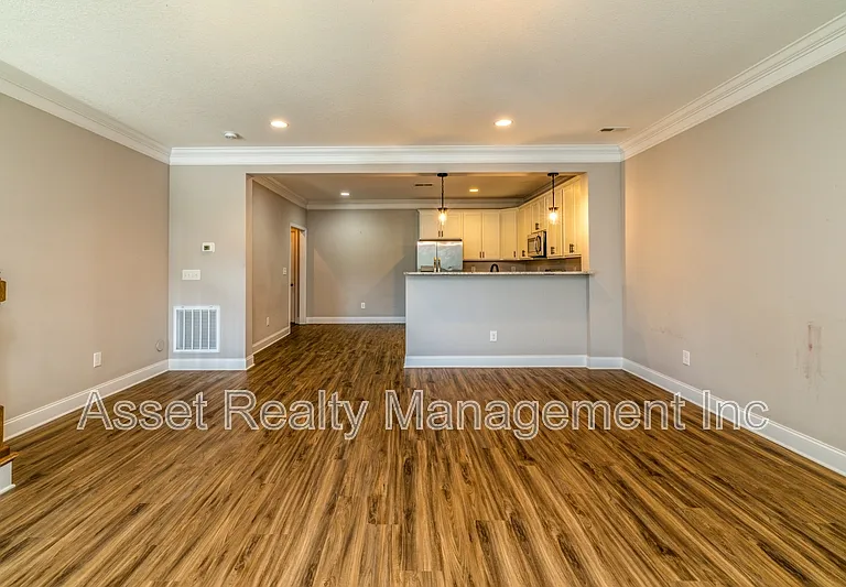 338 Broadberry Ave — Photo 4