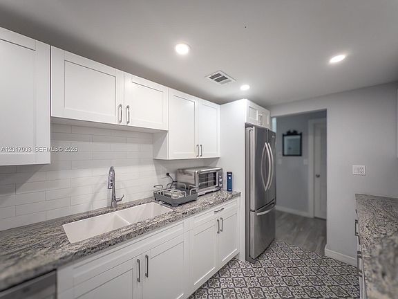 3rd image of 90 Edgewater Dr APT 114