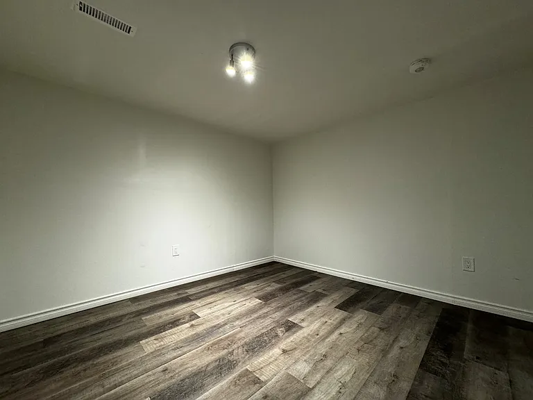 121 University Ave E #2 — Photo 16
