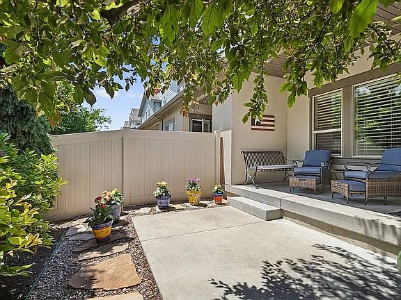 3rd image of 833 W Cannara Way