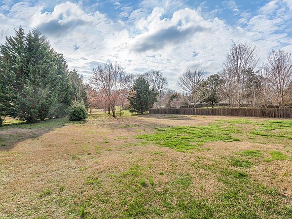 4th image of 920 Brookrun Dr