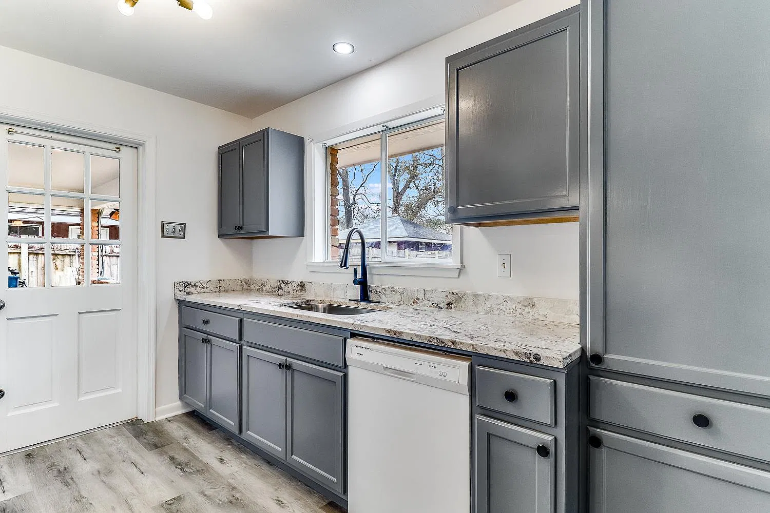 3 bed, 1.5 bath, 1400 sqft, $1,650 — Photo 1