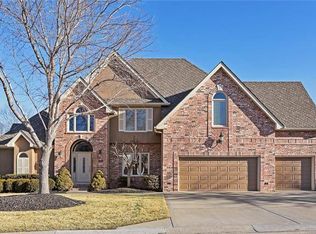 8120 Clearwater Dr, Parkville, MO 64152