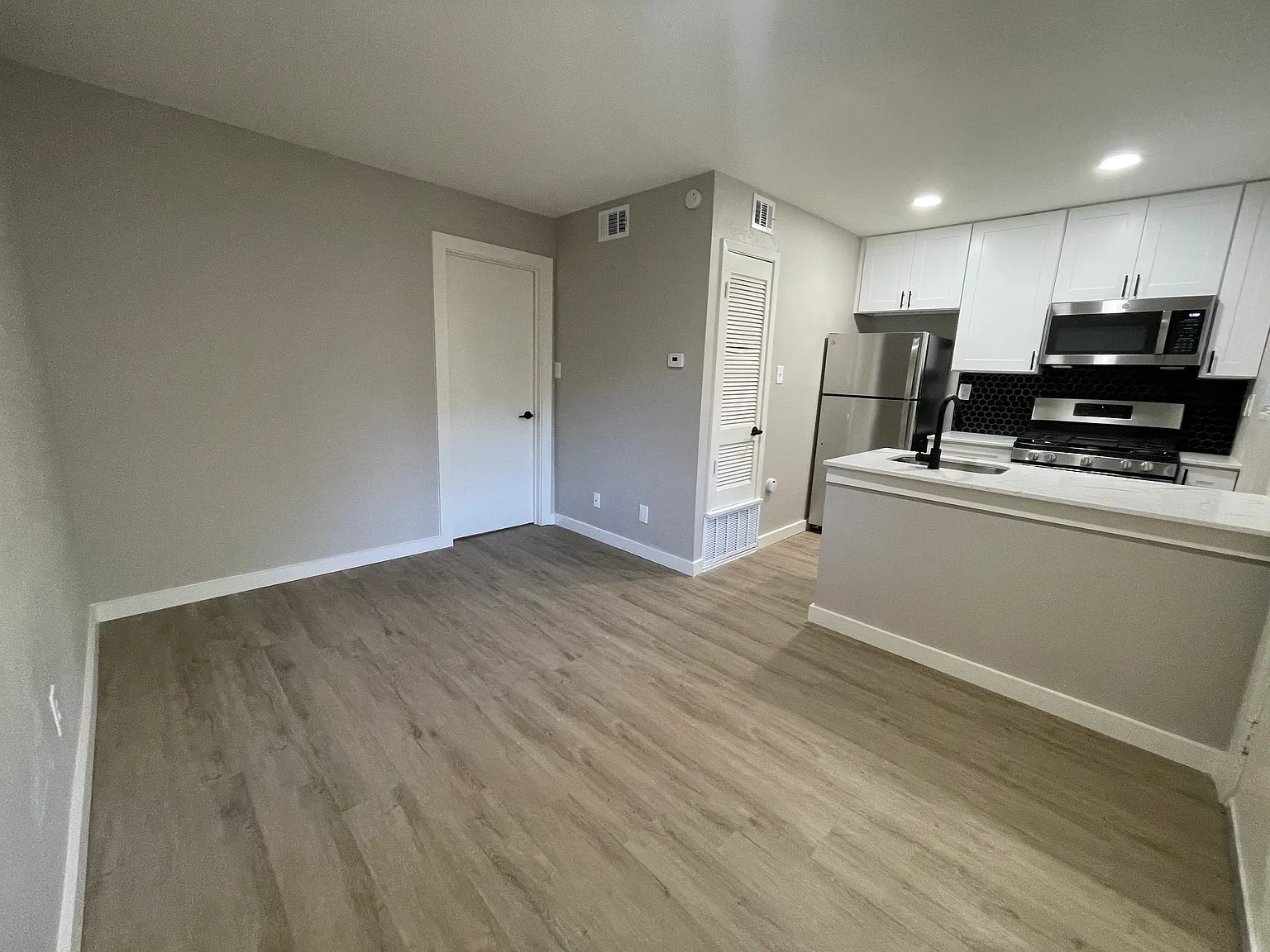 1 bed, 400 sqft, $995 — Photo 2