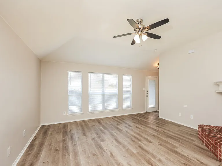 320 Foreston Dr — Photo 6