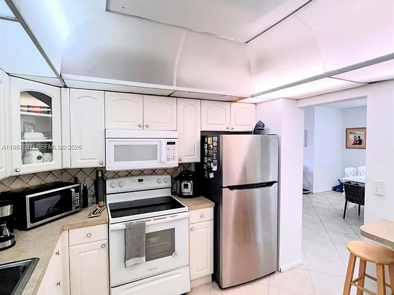 300 Bayview Dr #915 — Photo 4