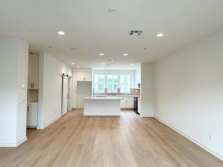 2554 Delphinium Ln — Photo 11