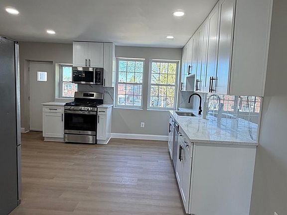 5th image of 212 W Riverview Rd