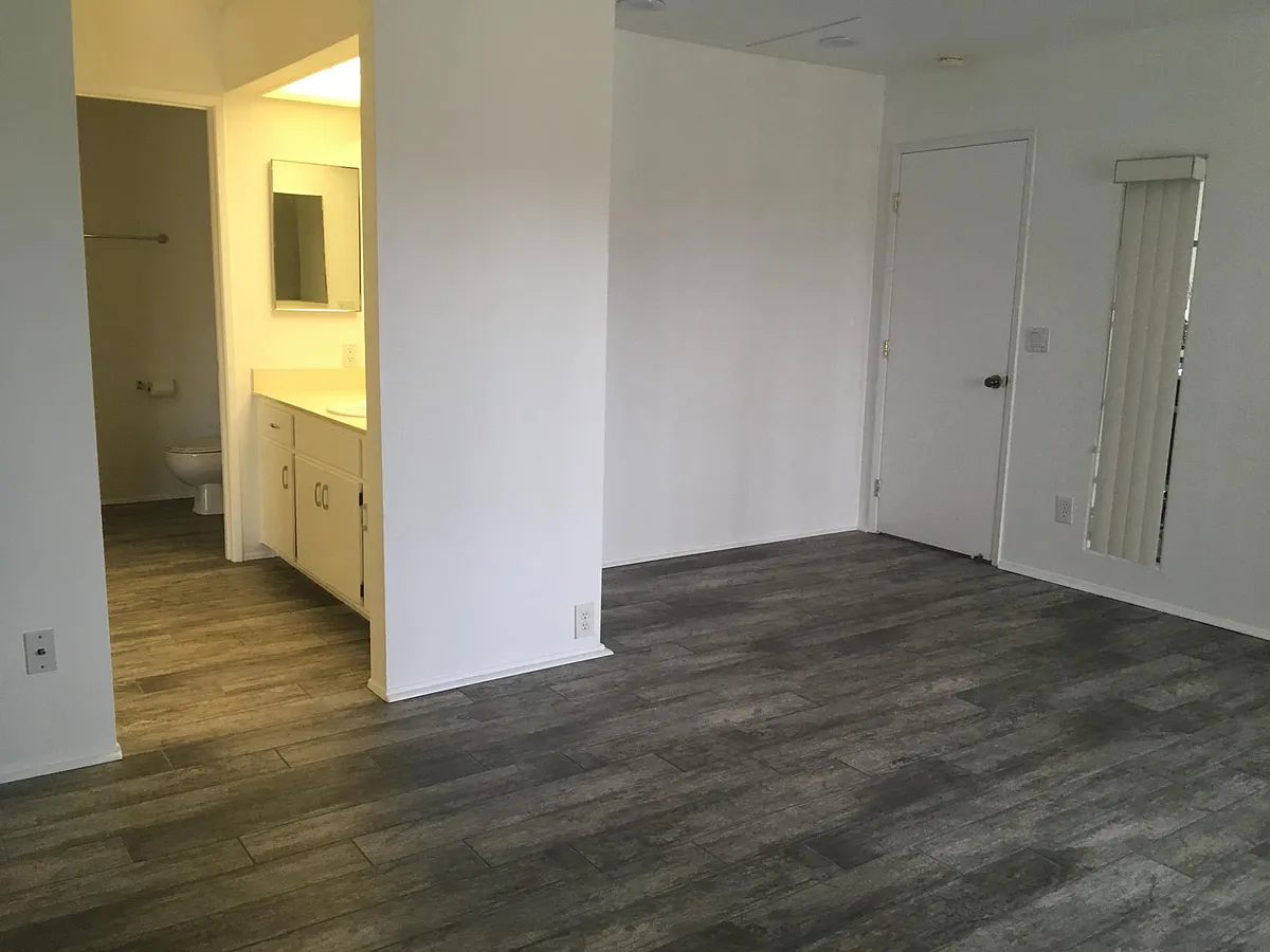 Building Photo - 552 Canyon Dr #37