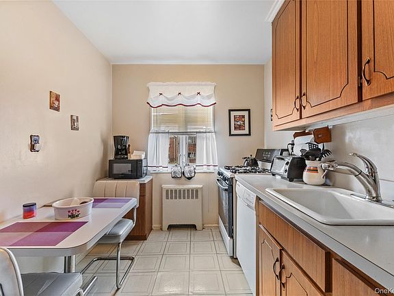 5th image of 58 Lawrence Court #A