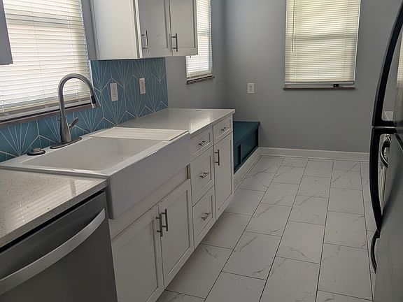 2nd image of 6177 Rosslyn Ave