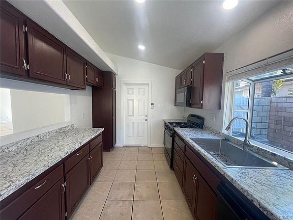 5th image of 32785 Royal Oak Ln