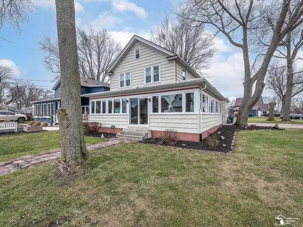 12277 Lakeshore Dr, La Salle, MI 48145