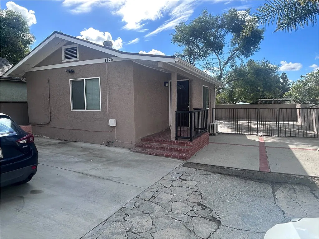 2 bed, 604 sqft, $2,350 — Photo 1