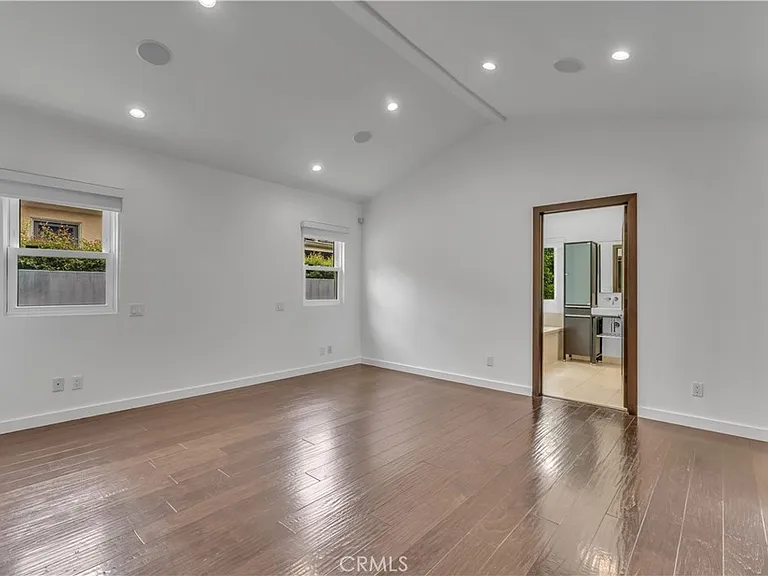 4925 Nagle Ave — Photo 18
