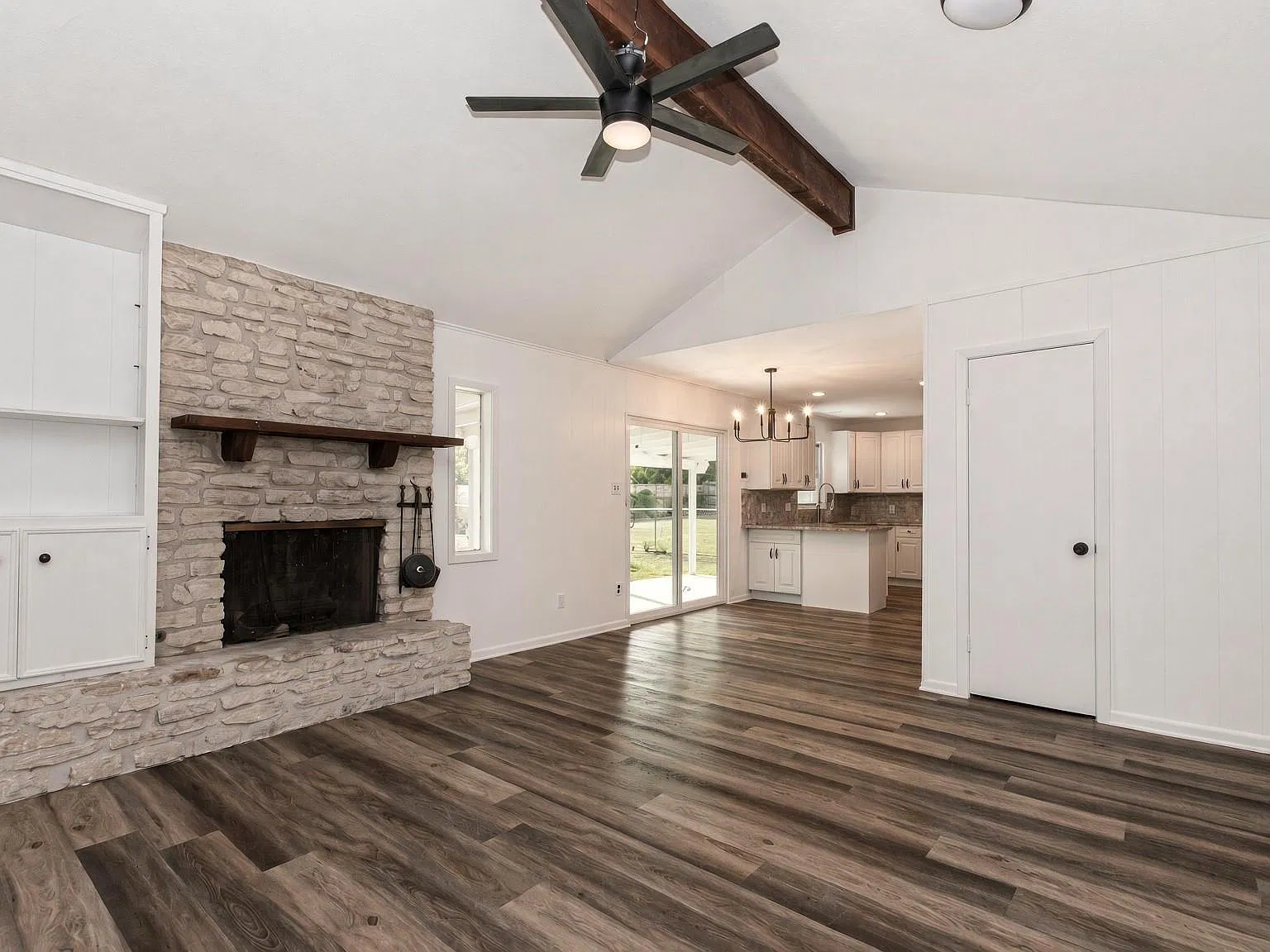 3 bed, 2.0 bath, 1080 sqft, $2,399 — Photo 2