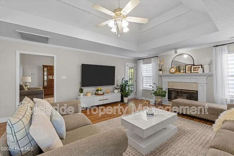 4 bed, 2.5 bath, 2658 sqft, $2,600 — Photo 3
