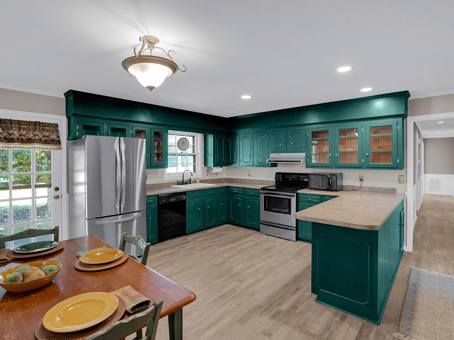 3 bed, 2.5 bath, 2250 sqft, $2,900 — Photo 3