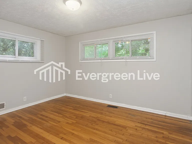 1120 Hathaway Dr — Photo 8
