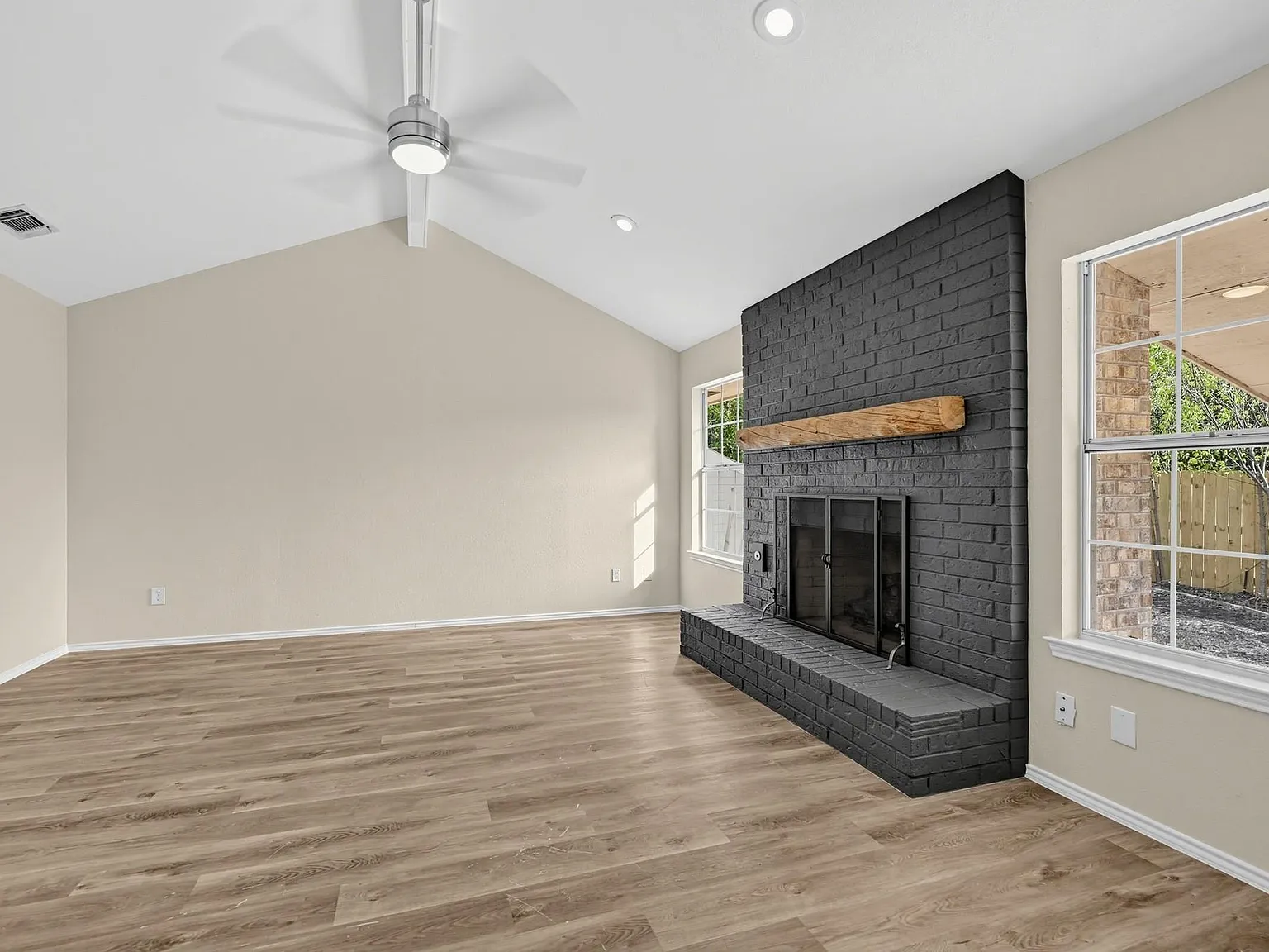 4 bed, 2.0 bath, 1687 sqft, $2,100 — Photo 4